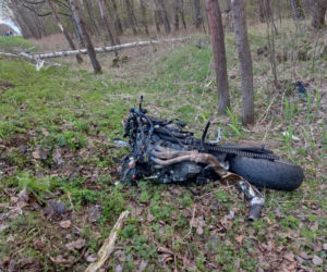Wyszków. Przerażający widok! Motocykl rozerwany na części i złamane drzewo. Śmigłowiec zabrał kierowcę (ZDJĘCIA]