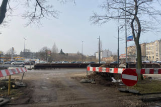 Cicha uliczka zmieniła się nie do poznania. Mieszkańcy oburzeni. Ruch jak na Marszałkowskiej