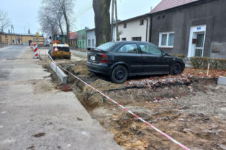 Budują miejsca parkingowe, a tam samochód. Osobówka na kawałku ziemi w Lesznie [ZDJĘCIA]