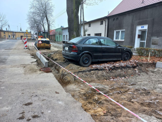 Budują miejsca parkingowe, a tam samochód. Osobówka na kawałku ziemi w Lesznie