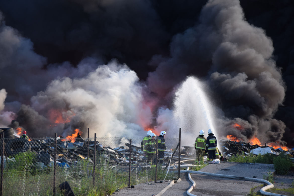 Ogromny pożar w Lęborku. Czarny dym nad składowiskiem widać z daleka