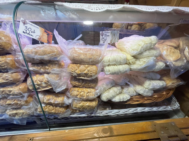 Pokémony, różowe gofry i zaskakujące różnice w cenach. Porównaliśmy łódzkie jarmarki