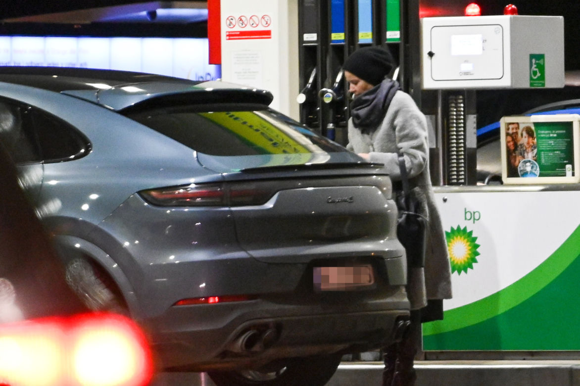 Kożuchowska tankuje swoje auto
