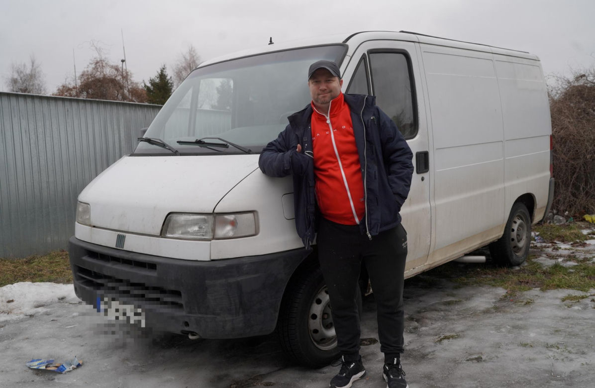 Pan Szymon zgłosił kradzież 30-letniego fiata. Chwilę później policjant namierzył złodzieja