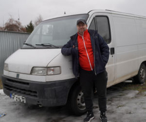 Pan Szymon zgłosił kradzież 30-letniego fiata. Chwilę później policjant namierzył złodzieja