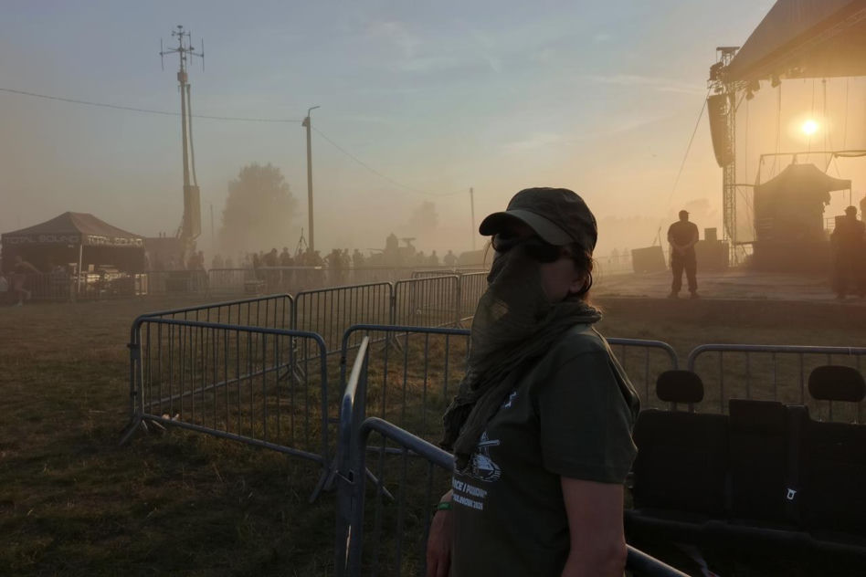 Zjawiskowe pokazy pirotechniczne, kurz i ryk silników