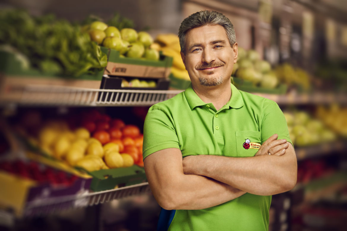 Ile zarabiają pracownicy w Biedronce? Sprawdź