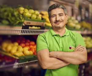 Ile zarabiają pracownicy w Biedronce? Sprawdź