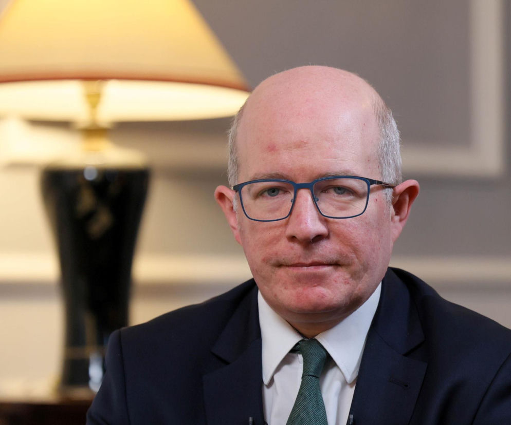Ambasador Irlandii Patrick Haughey w okularach i krawacie. O końcu jego misji w Polsce przeczytasz na SE Polityka.