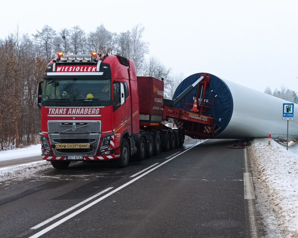 Transport ogromnego sprzętu zatrzymał ruch. Utrudnienia potrwają co najmniej dobę!