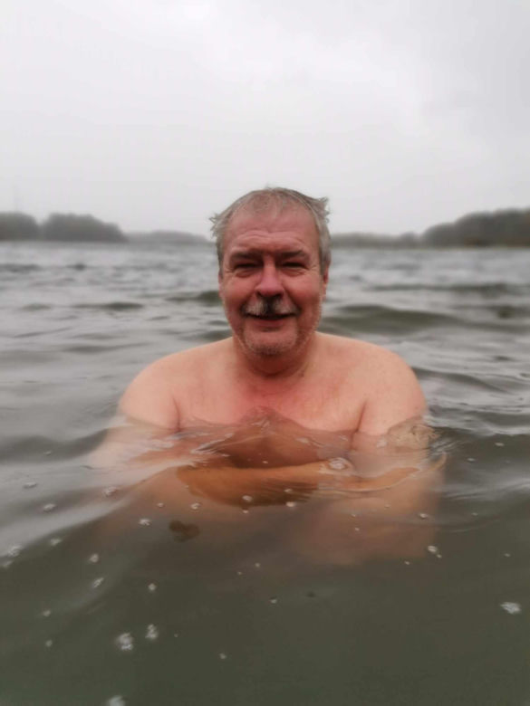 Zimna woda i intensywne opady śniegu. Morsy z woj. lubelskiego były zachwycone pogodą!