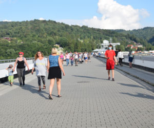 Turyści nad Soliną