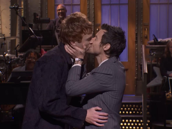 Harry Styles namiętnie całuje mężczyznę na wizji. Gwiazdor zaskoczył publiczność