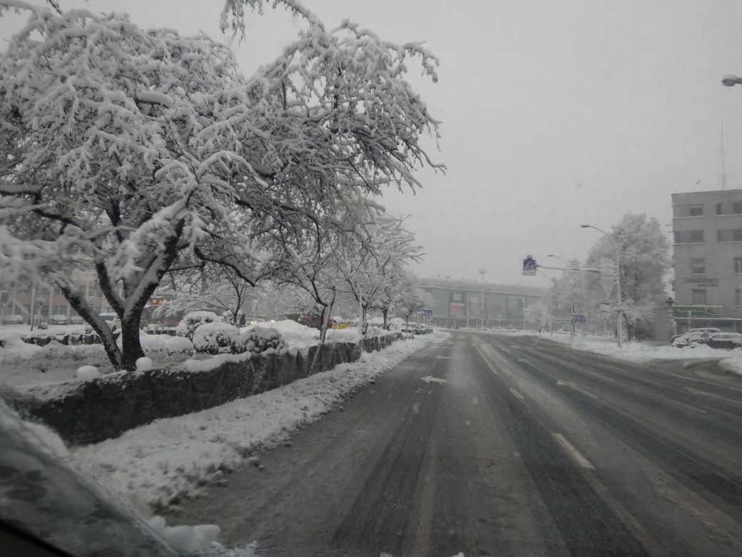 FATALNE warunki na drogach Rzeszowa. Śnieżny ARMAGEDON! [ZDJĘCIA]