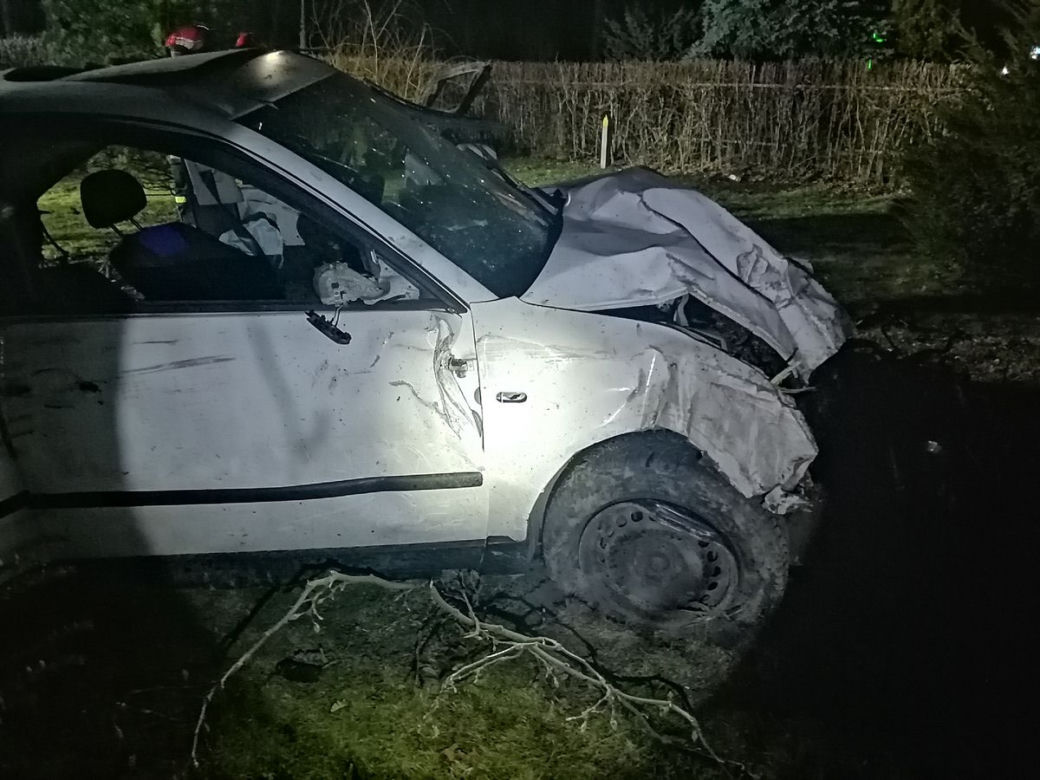 POWAŻNY WYPADEK w Nawojowej. Z samochodu  niewiele zostało. TRZY OSOBY w szpitalu