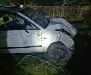 POWAŻNY WYPADEK w Nawojowej. Z samochodu  niewiele zostało. TRZY OSOBY w szpitalu