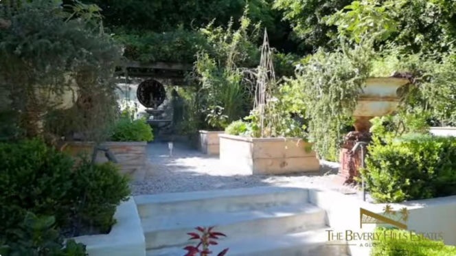 Słynna posiadłość Ozzy'ego Osbourne'a trafiła na sprzedaż! Gwiazdorski luksus za KOLOSALNĄ sumę!