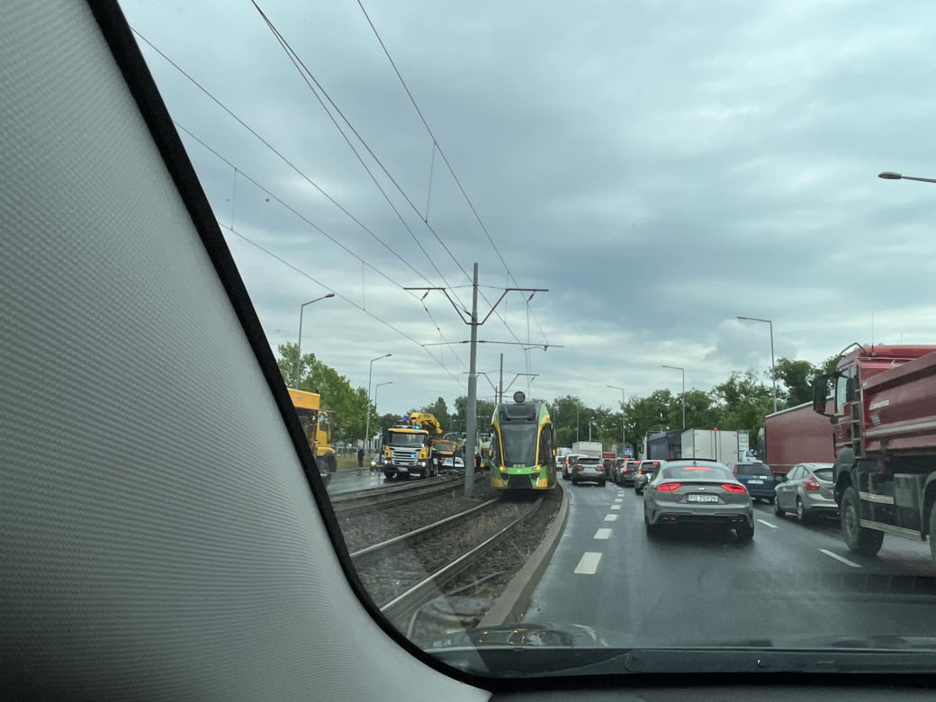 Poznań, ulica Jana Pawła II: samochód w torowisku