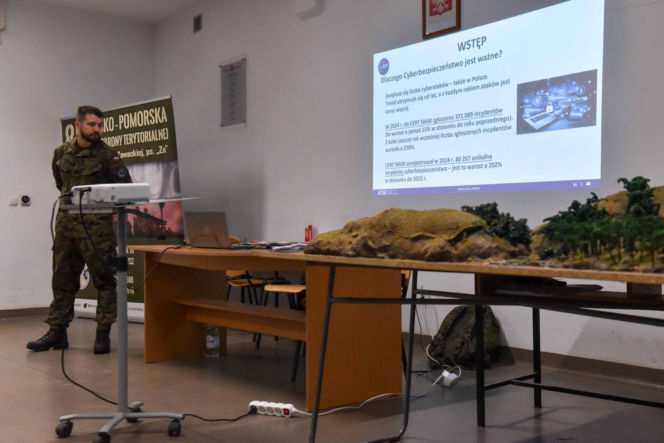 W Toruniu na siarczystym mrozie szkolą się cywile