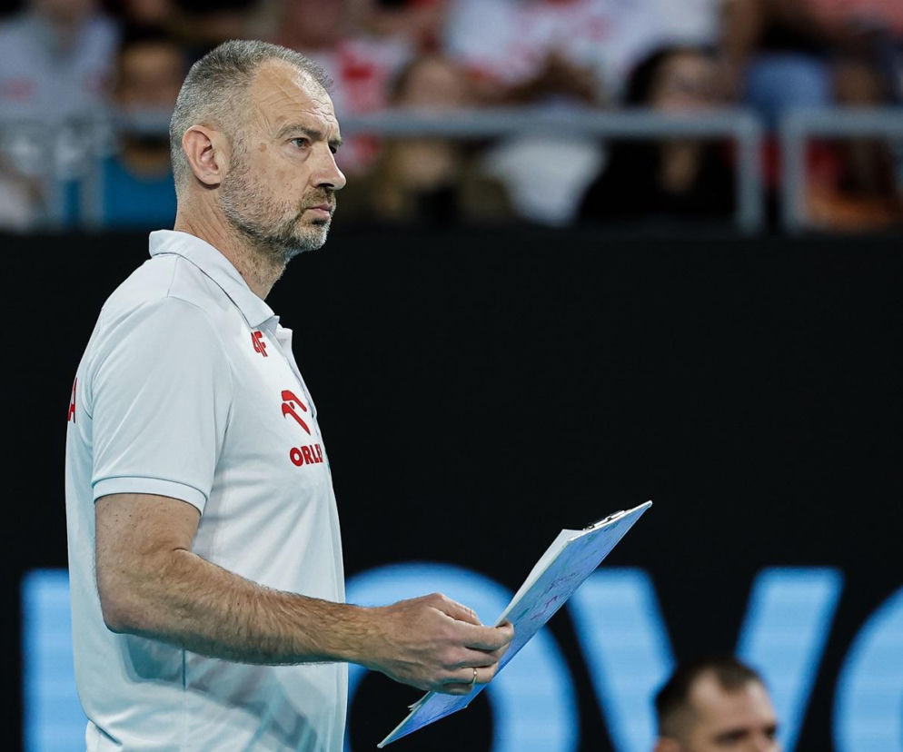 Trener Nikola Grbić w białej koszulce trzyma notatnik podczas meczu. O serii Polaków na ME przeczytasz na SE Supersport.