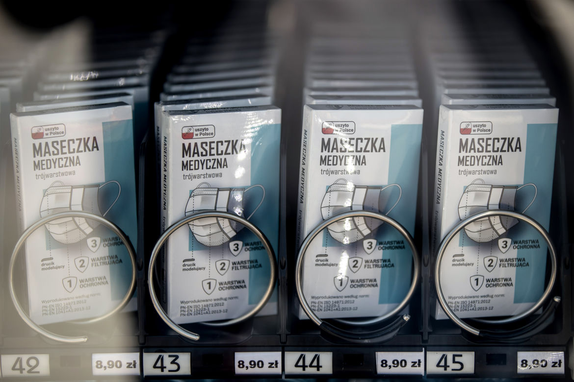 Na ulicach Krakowa stanęły maseczkomaty. Znamy ceny produktów