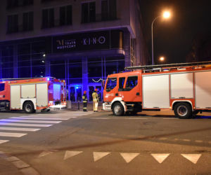 Huknął autem w kino na Pradze. I zwiał 