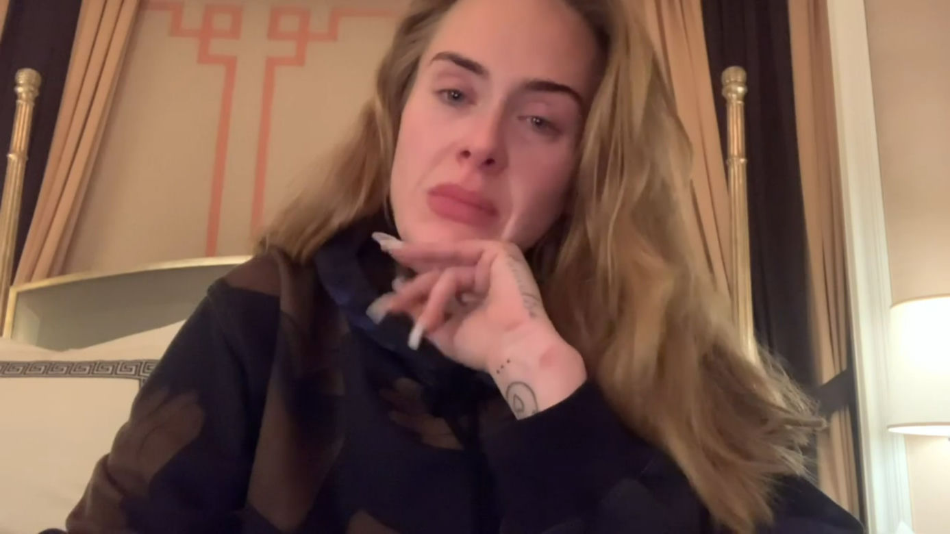 Adele odwolała koncerty bo nie chciała fruwać nad basenem na scenie