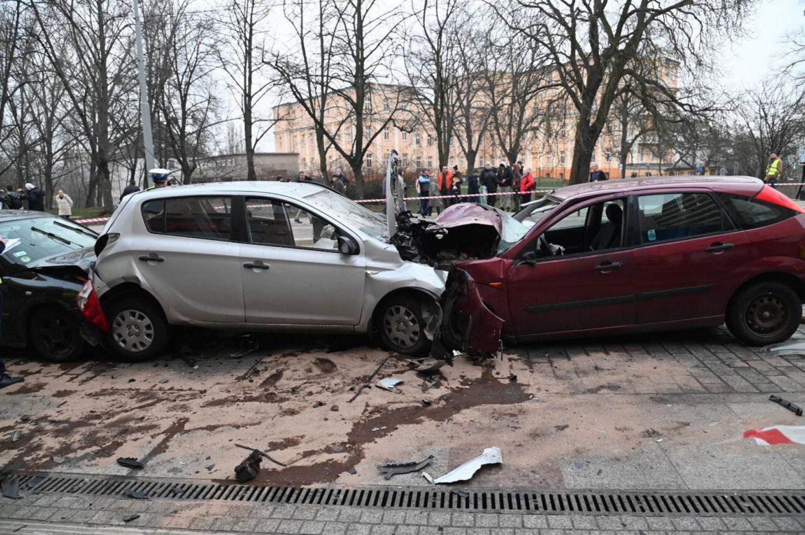 W Szczecinie kierowca rozpędzonym samochodem wpadł w pieszych