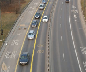 Remont trasy Łazienkowskiej. Tak kierowcy łamią przepisy
