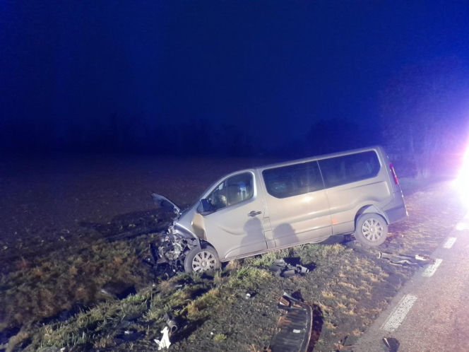 Bus huknął w forda i zepchnął go w pole. Kierowcy w szpitalu