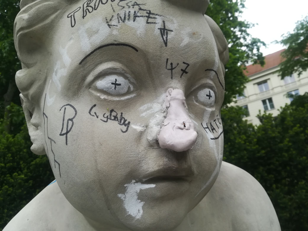 Nastolatka zniszczyła rzeźbę młotkiem