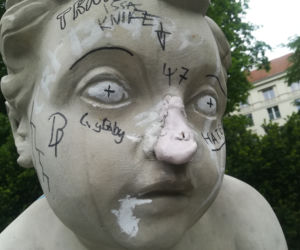 Nastolatka zniszczyła rzeźbę młotkiem