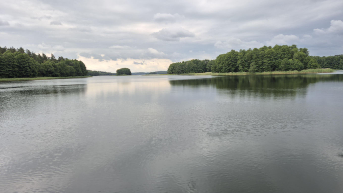 To jezioro pod Olsztynem przyciąga tajemniczą aurą. Trzeba zachować tam absolutną ciszę