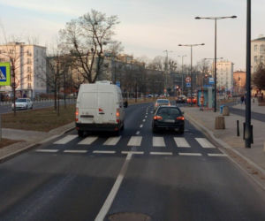 Nowe światła na przejściu w Warszawie. Pomysł wywołał falę krytyki mieszkańców