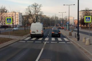 Nowe światła na przejściu w Warszawie. Pomysł wywołał falę krytyki mieszkańców