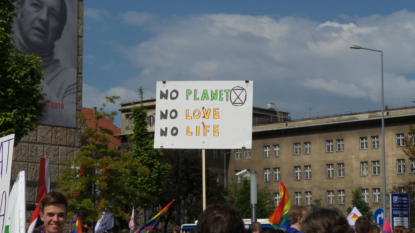 "Chcemy gorącego seksu, nie gorącej ziemi". Zobacz transparenty z Marszu Równości w Krakowie
