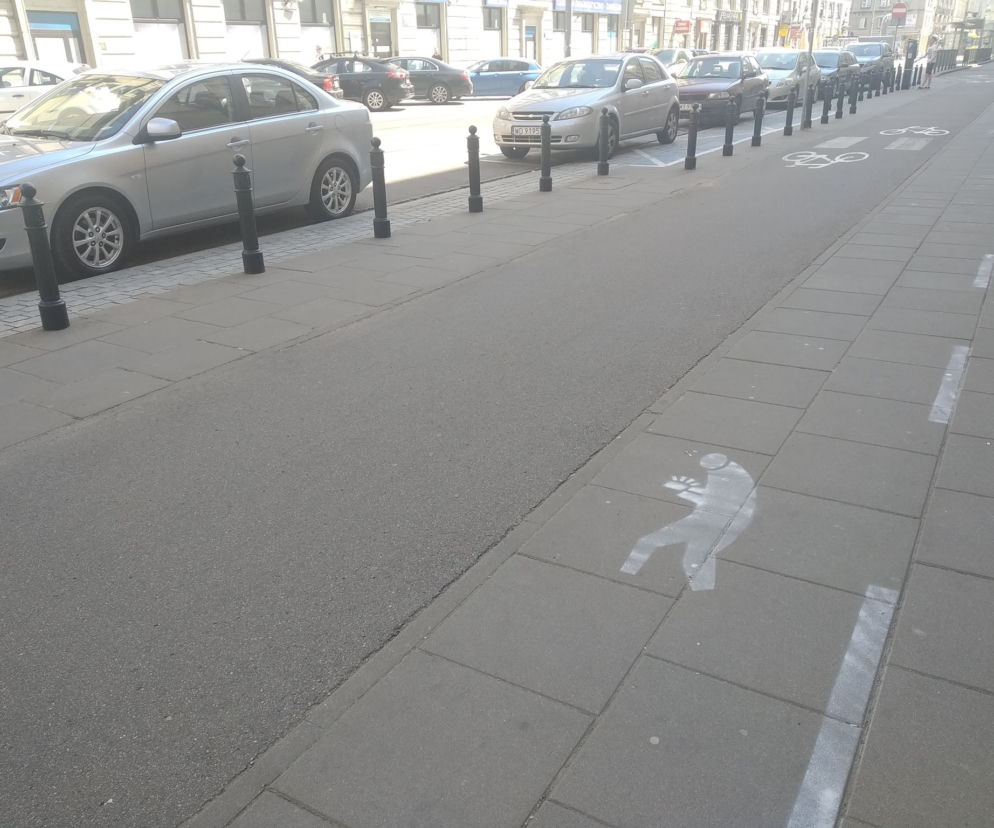 Wpatrzeni w telefon mają swoją strefę na chodniku
