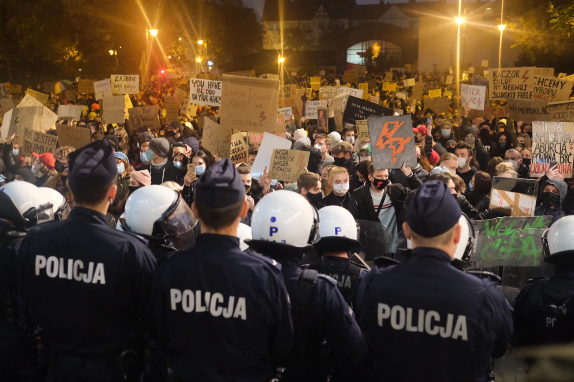 Strajk kobiet w Katowicach. Policja użyła gazu. Są zatrzymania [ZDJĘCIA]