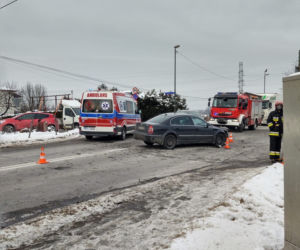 Potężna KRAKSA na ulicy Nawojowskiej w Nowym Sączu. Dwie osoby trafiły do szpitala