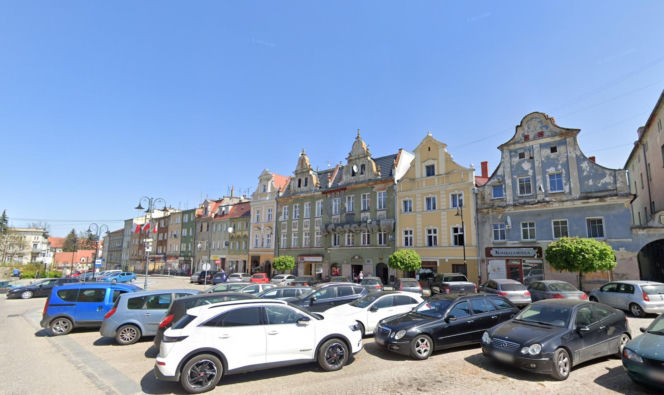 To jedno z najpiękniejszych miast na Dolnym Śląsku. Leży na skale i zachwyca widokami!