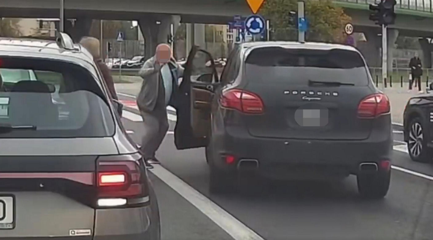 Kierowca Porsche zaatakował starszą kobietę. Chwilę potem uciekł spod świateł
