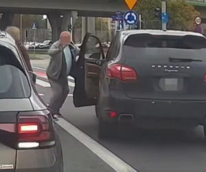 Kierowca Porsche zaatakował starszą kobietę. Chwilę potem uciekł spod świateł