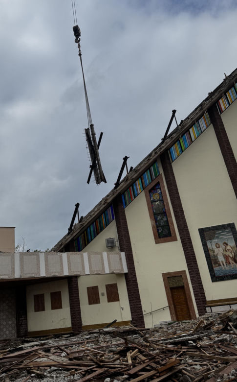 Potężny pożar strawił kościół. Pokruszony beton w miejscu ołtarza, dziura w ścianie w miejscu tabernakulum