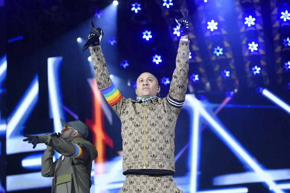 Black Eyed Peas z tęczowymi opaskami na scenie Sylwestra Marzeń. Ważny gest 