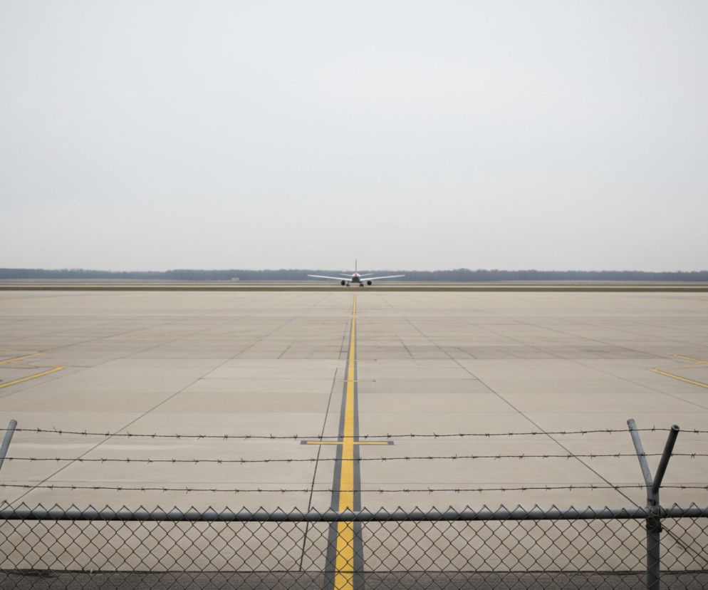 Gonili samolot na lotnisku. Co grozi spóźnionym pasażerom?