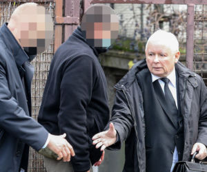 Kaczyński chodzi bez maseczki