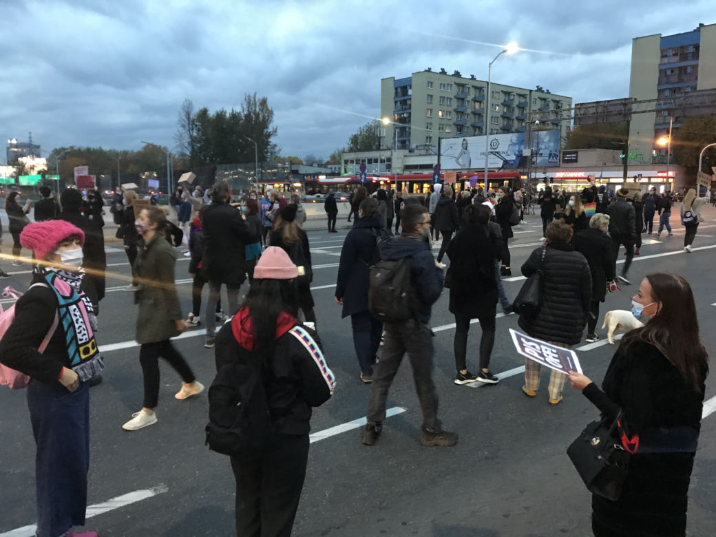 Protest kobiet w Katowicach! Karetka na sygnale jechała wprost na uczestników