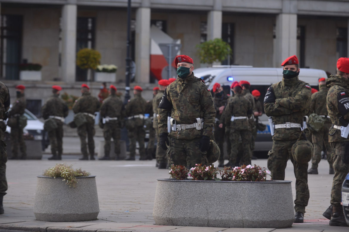 Warszawa. Protest  kobiet. Wojsko na placu Trzech Krzyży
