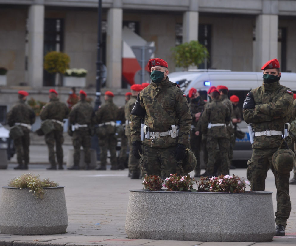 Warszawa. Protest  kobiet. Wojsko na placu Trzech Krzyży