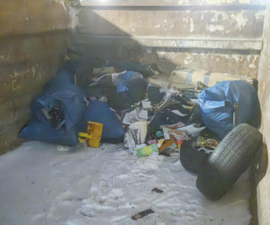 Udało się wejść do zaśmieconego mieszkania na Gocławiu. Wielkie sprzątanie